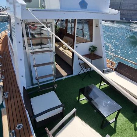 Charming Boat House In Barcelona With Big Terrace And Solarium Otel Sant Adria de Besos Dış mekan fotoğraf