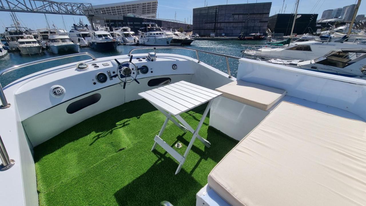 Charming Boat House In Barcelona With Big Terrace And Solarium Otel Sant Adria de Besos Dış mekan fotoğraf