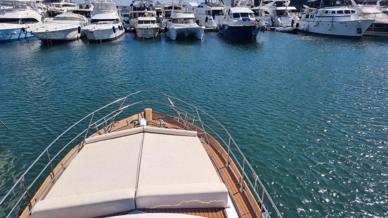 Charming Boat House In Barcelona With Big Terrace And Solarium Otel Sant Adria de Besos Dış mekan fotoğraf